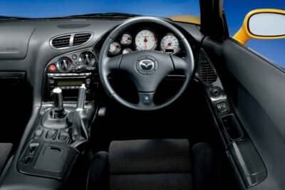 マツダ RX-7：走るための機能がドライバーを中心にレイアウトされた、ストイックなコックピット