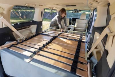 トヨタ アルファード:スプリングを展開していく様子。慣れればおよそ5分で設営が完了する手軽さも特徴だ