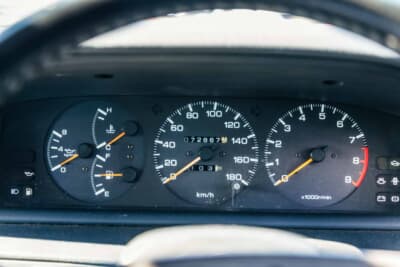 日産 ブルーバード SSS-R:メーター類はシンプルな3眼式。スピードメーターは180km/hスケールで、この個体の走行距離は72867kmを示している