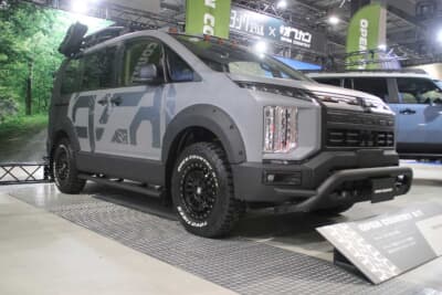 TOYO TIRES OPEN COUNTRY:三菱自動車によるカスタマイズが話題を呼んだこのデリカD:5。バンパーガードやルーフラック、オーバーフェンダーなど完成度高いモディファイが見どころ。 OPEN COUNTRY R/Tを履く