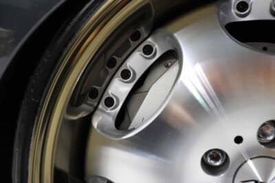 トヨタ セルシオ:ホイールはAMEシャレン。ピアスボルトはブラックで、ブロンズアルマイトのリムを選択し、個性を付与していった 