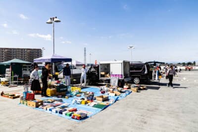 パーツやグッズが並ぶスワップミートは多くの来場者で賑わう