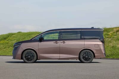 日産 エルグランド:サイドのキャラクターラインが光と影の美しい陰影を作り出す