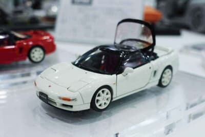 フリースタイルブースにあったモーターヘリックスのNSX。ドアもリアカウルも開閉可能だ