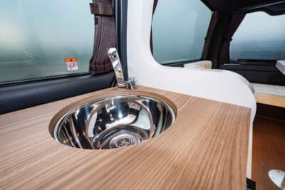 トヨタ ハイエース スーパーGL:カバーを外せば実用的なシンクが登場。車中泊で大活躍する