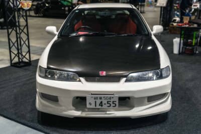 ホンダ インテグラ タイプR(DC2):プロから技術を習得したうえで自分でラッピングしたというカーボン調のボンネット。違和感なく施工されている