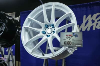 ワークエモーション CR至極：アイスホワイトのカラーが鮮やかだ。WFT（ワークフォローフォーミングテクノロジー）採用の軽量ホイール