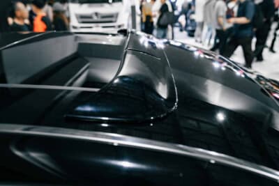 日産 Y51フーガ 後期:サンルーフスポイラーL。純正品より薄い設計でルーフラインへの馴染みを重視した仕上がりだ