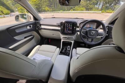 ボルボ XC40 B3:インパネ全景。縦型の大型センターディスプレイが先進的な印象
