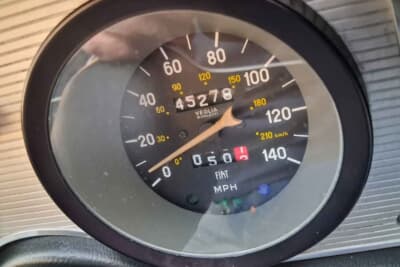 1万688ポンド(邦貨換算約226万円)で落札されたフィアット「124スポルト」(C)Iconicauctioneers