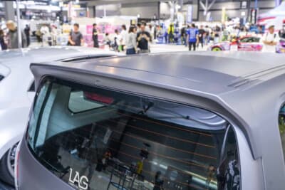 LAGNA トヨタ プロボックス：純正フォルムに馴染むリアウイング。厚みと張り出しがあり、後ろ姿のアクセントに