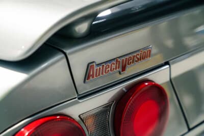 日産 GT-Rオーテックバージョン：生産台数はわずか416台。オーテックがアニバーサリーモデルとして発売した特別な1台。リアの左側に配置されたエンブレムが誇らしい