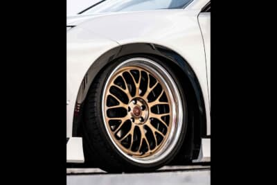トヨタ クラウンエステート:ヴェルズホイールズDDR02の22インチ。カラーはブロンズ×ブラック