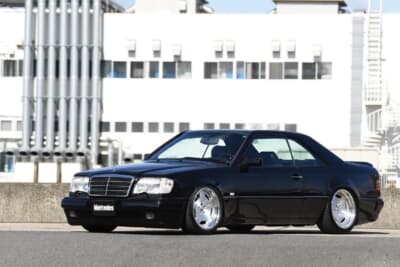 メルセデス・ベンツ Eクラス クーペ:真横から見たローダウンスタイル。街中では旋回性を確保した車高、高速道路では路面に吸い付くような安定した車高と、シチュエーションに応じた最適を瞬時に選択できる