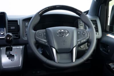トヨタ ハイエース：従来の4本スポークから現代的なT字デザインに変更されたステアリング。各種スイッチを集約して操作性を向上させているため、従来のカスタムステアリングは交換不可。各社が専用品を開発中だ