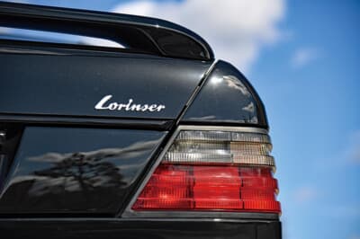 メルセデス・ベンツ Eクラス クーペ:トランクリッドに装着されたロリンザーのリアスポイラー。ブルーブラックの深い色彩が、当時のメルセデスが持っていた重厚感とスポーティなオーラをドラマチックに強調
