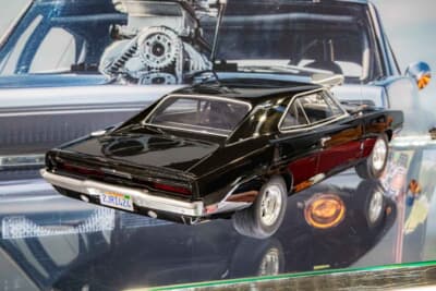 ダッジ チャージャー(1/12スケール):マフラーはフロア下で排出されるスペシャル仕様を再現