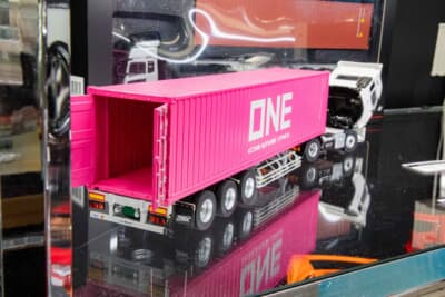 UD クオン ONEコンテナ(1/43スケール):ピンクのボディが目を引くダイキャストモデルだ