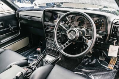 日産スカイラインGT（C210型）：ブラックレザーで統一されたインテリア。クロック部にはKAMEARI製追加メーターを装着し、センターコンソールもカーボン製に刷新されている