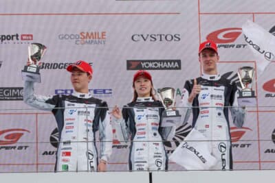 SUPER GT 第2戦 富士：表彰台でトロフィーを掲げるドライバーたち。長丁場を終えた安堵の表情