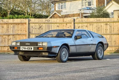5万4000英ポンド(邦貨換算約1156万円)で落札されたデロリアン「DMC-12」(C)Iconicauctioneers