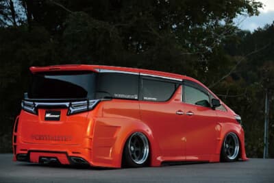 トヨタ アルファード：クリスタルアイのデモカー。テールランプだけでなく、ボディカラーやカスタムスタイルを問わずマッチするのが、今回のブラックパネル仕様における最大の魅力といえるだろう