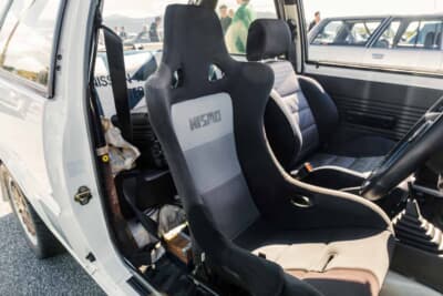 日産 マーチR:運転席には希少なNISMOのバケットシートを装着。助手席は純正シートが残る