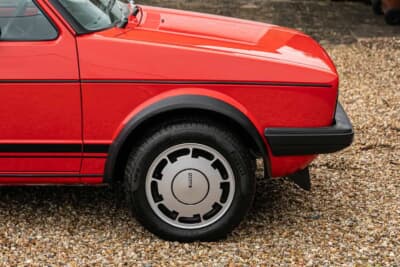 1万6875英ポンド（邦貨換算約359万円）で落札された初代フォルクスワーゲン「ゴルフGTI」（C）Iconicauctioneers