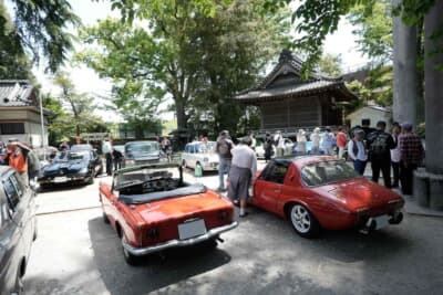 この日の最大勢力である日本車たちが並んだエリア。オーナーは木陰でクルマ談義に花を咲かす