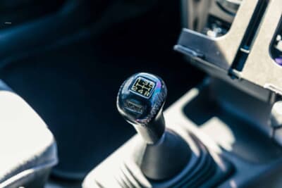 日産 ブルーバード SSS-R:NISMOロゴ入りシフトノブは当時モノ。5速クロスレシオトランスミッションのシフトパターンが刻まれている