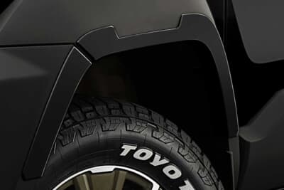 トヨタ ランドクルーザーFJ:ボディと同色に塗装されたオーバーフェンダー。一体感あるデザインを採用して落ち着いた印象を与える。こちらはアティチュードブラックマイカで美しく塗装された装着例となっている