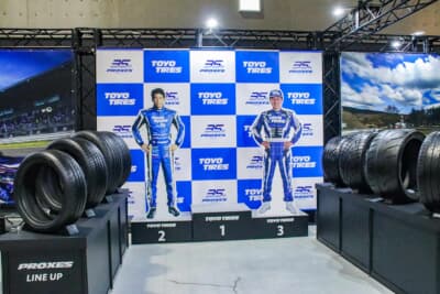 TOYO TIRES PROXES：フォトブースには川端真人選手と中山雄一選手の等身大パネルが設置される。表彰台の上で撮影してもらおう