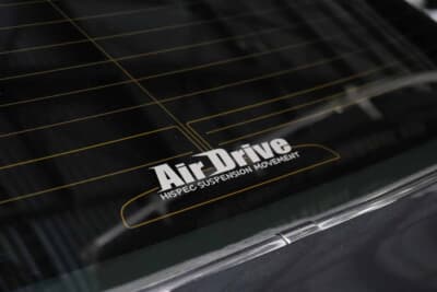 トヨタ セルシオ:リアウインドウには施工ショップである「Air Drive」のステッカーが貼られる。群馬県太田市のショップだ 