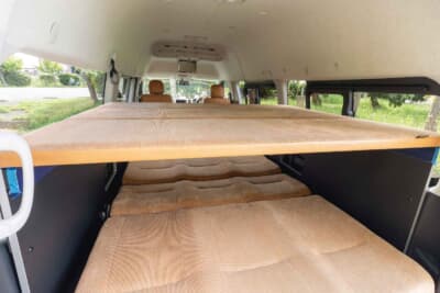 トヨタ ハイエース:上下2段ベッドを展開すれば家族での車中泊も快適である