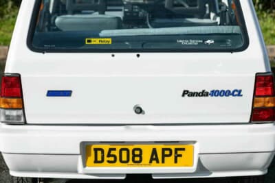 6525英ポンド（邦貨換算約139万円）で落札されたフィアット「パンダ 1000CL ビアンカ」（C）Iconic Auctioneers