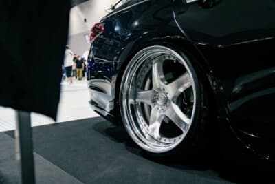 日産 Y51フーガ 後期:ニュースカラージャパンの深リムをリアタイトマッドガードVSが引き立てる