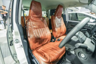 LAGNA トヨタ プロボックス：内装はダメージレザー風のシートカバーを使い、レトロなイメージを完成。商用車感を消す