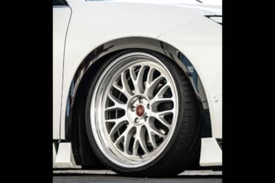 トヨタ クラウンエステート:左右で異なるカラーのホイールを履き分け。リミテッドエディション(シルバーカットクリア)を履く