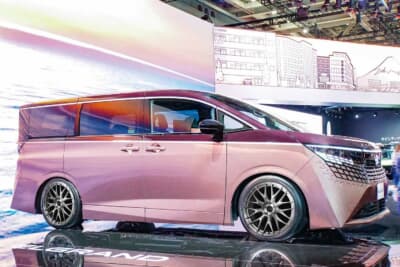 日産 エルグランド：高級車にふさわしい鍛造のTWSエクスリート109Mモノブロック。9交点メッシュで削り出しのフェイスが足元を引き立てる。※パソコン上でマッチングさせたCGで実際の装着可否は未検証
