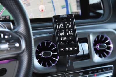 メルセデス・ベンツ Gクラス：車高の調整は、室内に設置された専用のコントローラーからボタン操作で簡単に行うことができる。状況に合わせて瞬時にミリ単位のセッティングが可能な、最新のデバイスである