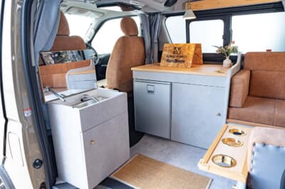 リラックスワゴン：キャンピングカーに欠かせないシンクや冷蔵庫は標準装備