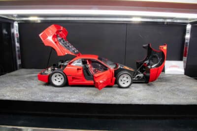 フェラーリ F40(1/18スケール):フロントのトランクには専用バッグが収まるなど心憎い