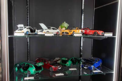 ミニチャンプス製(1/43スケール等):アウディやポルシェなど欧州車の精巧なモデルが並ぶ