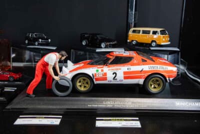 ランチア ストラトス HF(1/18スケール):整備中のフィギュアがラリーの熱気を蘇らせる