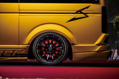 トヨタ ハイエース:S.A.Dカスタムジャパンの「スティンガーJ」ワイドフェンダー(フロント40mm、リア50mm)を装着。超コンケーブデザインのヴァローネLVC-12がアウトリップで収まる