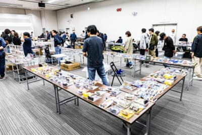 小展示場で行われたミニカーフリマには掘り出し物を探すコレクターたちが集う