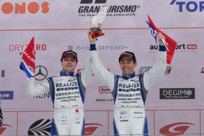 日産 GT-R リアライズ：圧勝劇で今季初優勝を飾り、満面の笑みでトロフィーを掲げる56号車の2人