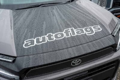 トヨタ RAV4:ボンネットにはマットブラックのラッピングが施工されており、オートフラッグスのロゴが大きく配置されている。フロントフェイスの印象を引き締め、力強い雰囲気を演出している