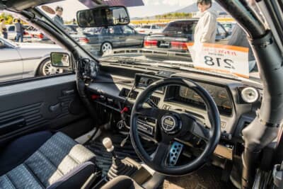 日産 マーチR:ロールケージが組まれたいかにも競技車両らしいインテリア