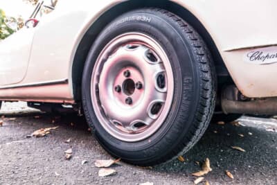 アルファ ロメオ ジュリエッタ スパイダー:タイヤサイドウォールには「155/80R15」のサイズ表記が確認できる